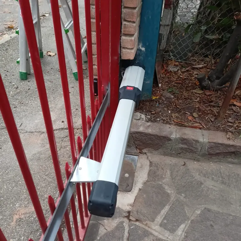 Attuatore lineare installato su un cancello a battente in ferro