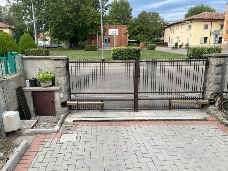 Cancello carrabile a doppia anta automatizzato