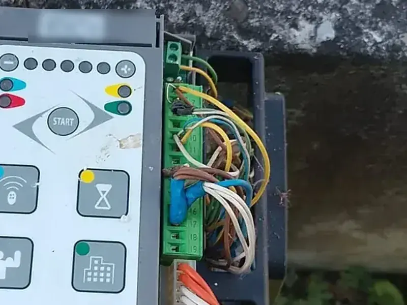 Centrale di comando di un cancello automatico con cablaggi collegati alla morsettiera