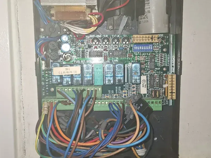 Quadro di comando aperto con scheda elettronica e morsettiere di un cancello automatico